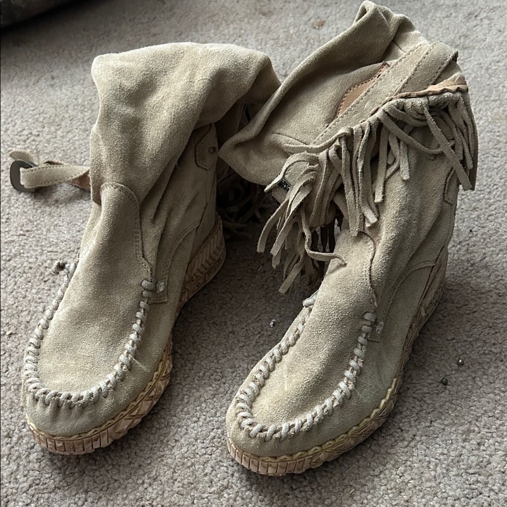 El Vaquero Fringe Suede Wedge Ankle Boots - Tan